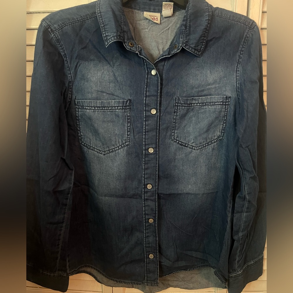 🍾🍾🎉New Year Clearance🎉🍾🍾 MUDD Denim Chambray Top
